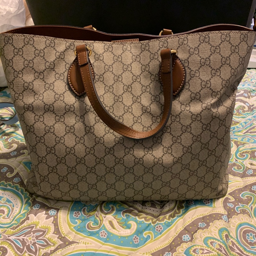 Gucci logo tote- medium- authentic